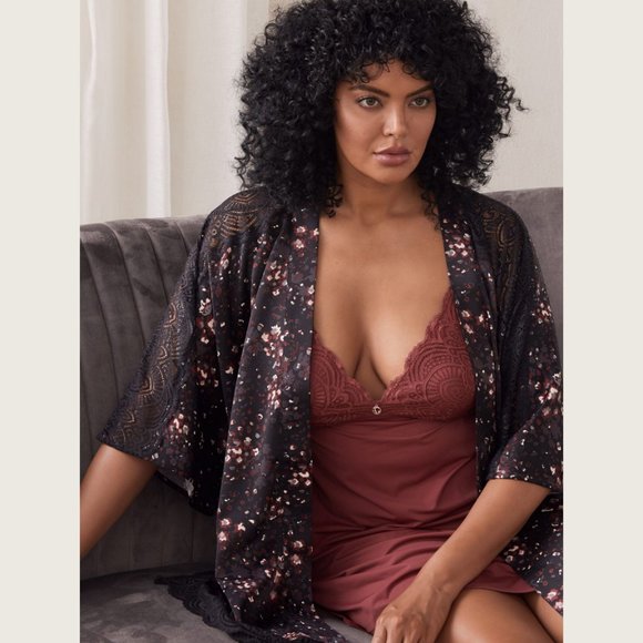 Ashley Graham - Printed Satin Floral Kimono with Lace Insert - Picture 6 of 15